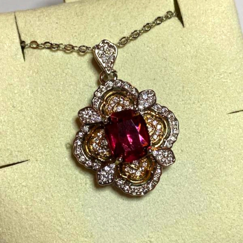 Stunning Victorian fashioned motif necklace with French cut filigree
